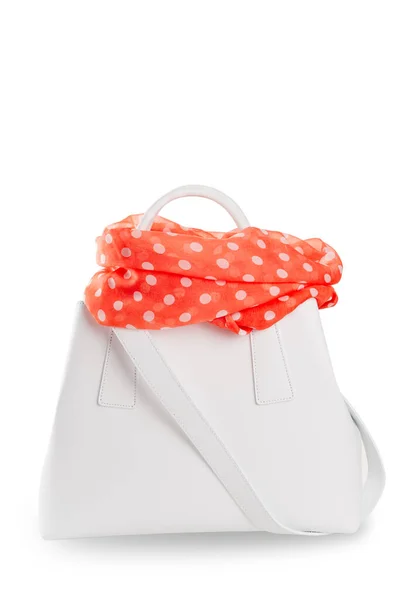 白色皮包白色背景 白色背景上孤立的带有橙色围巾的袋子 图库图片