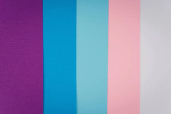 五彩缤纷的背景由五种不同的颜色组成 带有紫色 深蓝色 粉色和白色条纹的纹理纸的背景 图库照片