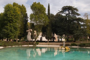 ROME, ITALY - 1 Ekim 2022: Roma Lazio 'daki büyük çeşmeli Villa Borghese bahçesinin güzel manzarası
