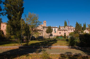 İtalya 'da Kasım ayının güneşli bir gününde Umbria bölgesindeki Bevagna ortaçağ kasabasının sonbahar manzarası