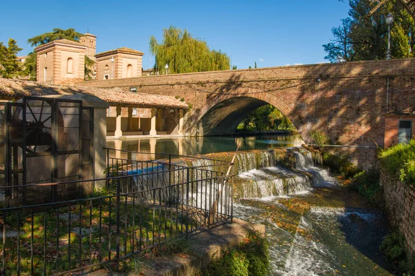 Bevagna Perugia Umbria Włochy Widok Starożytnego Mostu Kanału Starych Młynów — Zdjęcie stockowe