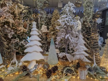 TERNI, İTALYA - 2 Kasım 2022: İtalya 'nın Terni kentindeki ünlü Xmas dükkanının içinde ışıkları olan noel ağacının görüntüsü