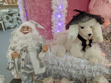 TERNI, İtalya - 4 Kasım 2022: Terni İtalya 'daki Noel dükkanında Noel Baba ve güzel köpeğinin portresi