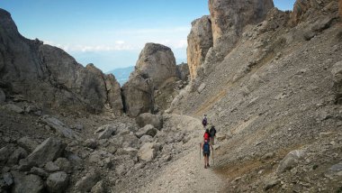 LATEMAR, İTALYA - 12 AĞUSTOS 2020: gecikme zincirlerindeki güzel patika manzarası, İtalyan dolomitleri