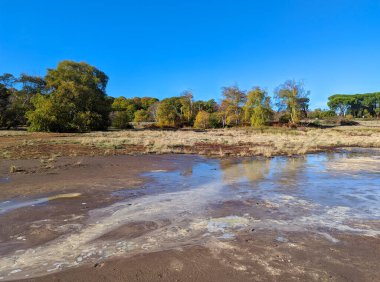 İtalya 'da sonbahar sezonu boyunca Lazio' daki Caldara di Manziana doğal anıtının manzarası