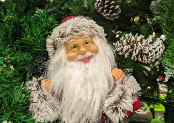 Закрытие Санта Клауса Возле Рождественской Елки — стоковое фото