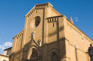 Arezzo, Arezzo Dome, Toskana, İtalya 'daki San Donato Katedrali' nin güneşli sonbahar gününde manzarası