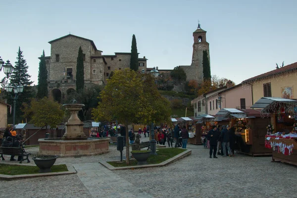 stock image GRECCIO, ITALY - NOVEMBER 27, 2022: Panoramic view of medieval village of Greccio in Lazio with traditional christmas market 