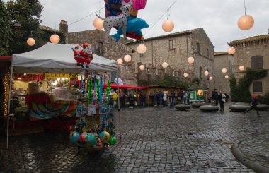 VITERBO, İtalya - 3 Aralık 2022: Lazio İtalya 'nın tarihi merkezi Viterbo' daki geleneksel Noel pazarına bakış