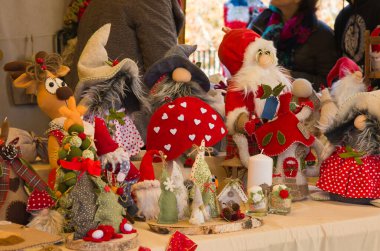 FRASCATI, İtalya - 4 ARALIK 2022: Lazio İtalya 'daki Frascati' nin güzel Noel pazarında el yapımı hediyelik eşyaların kapanışı