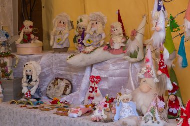 FRASCATI, İtalya - 4 ARALIK 2022: Lazio İtalya 'nın Frascati kasabasının merkezindeki geleneksel Noel pazarının kapanışı