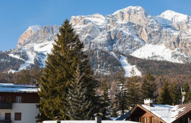 İtalya, Veneto 'daki Cortina d' Ampezzo kasabasının merkezinden Dolomitler manzarası