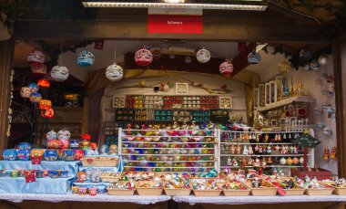VIPITENO, ITALY - DECEMBER 29, 2022: Close up of beautiful christmas spheres at the traditional christmas market of Vipiteno in Alto Adige, Italy