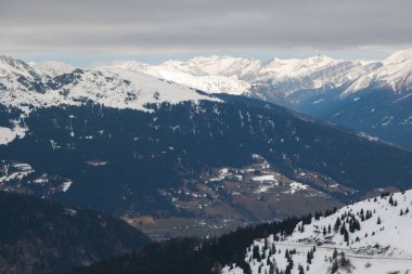 Passo Giau, Veneto, İtalya 'dan Dolomitlerin güzel kış manzarası
