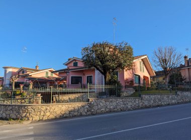 Monterotondo, İtalya - 2 Şubat 2023: Roma 'nın metropolitan bölgesinde, Sabina kırsal tepelerinde Monterotondo şehri manzarası