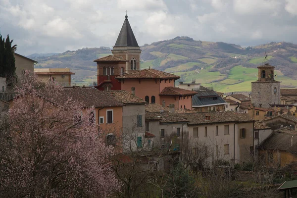 이탈리아 움브리아에 마을인 봄철에 구날도 디노의 — 스톡 사진
