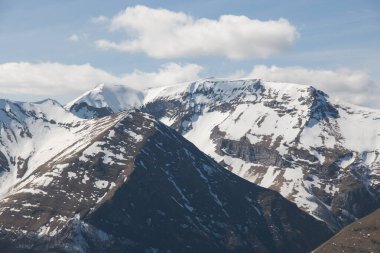 İtalya 'nın Marche bölgesinde karlı Sibillini dağlarının bahar manzarası