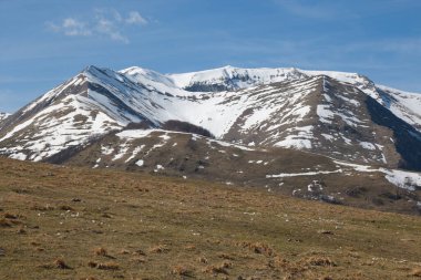 Bahar mevsiminde karlı yüksek dağların panoramik manzarası, Sibillini Ulusal Parkı, İtalya