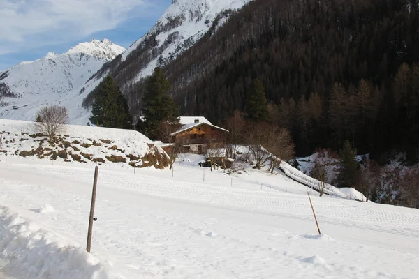 冬季雪地上的小山村景观 — 图库照片