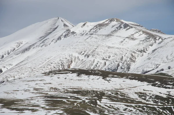 Высокие Вершины Покрытые Снегом Национальном Парке Монти Сибиллини Италия — стоковое фото