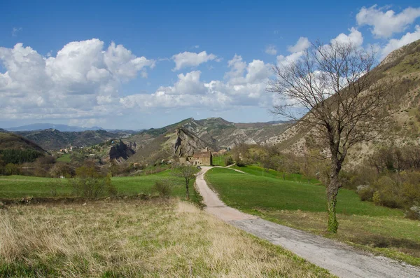 Вигляд Типового Весняного Ландшафту Регіону Марке Зеленими Пагорбами Синім Небом — стокове фото