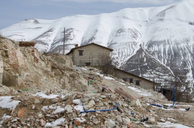 İtalya 'nın merkezinde yıkıcı bir depremin korkunç etkisi.