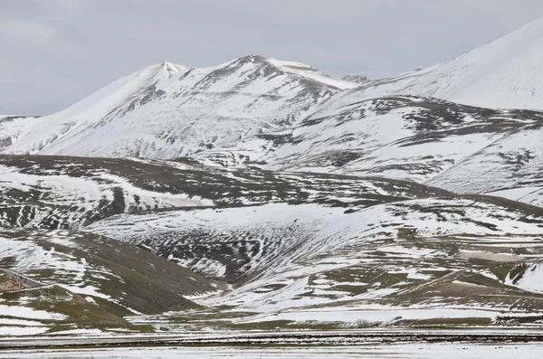 Άποψη Των Ψηλών Βουνών Που Καλύπτονται Από Χιόνι Στην Ούμπρια — Φωτογραφία Αρχείου