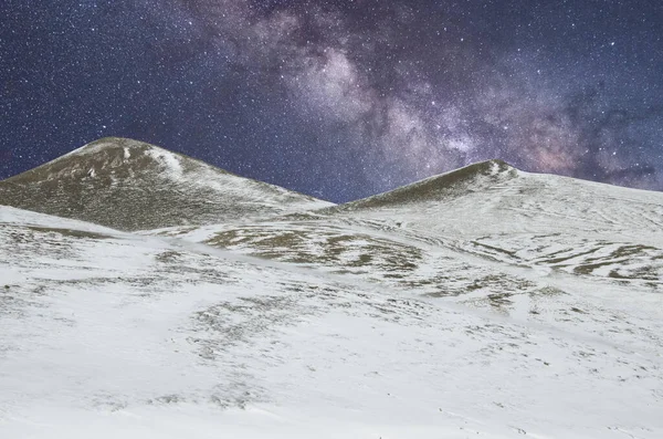 Άποψη Του Έναστρου Ουρανού Πάνω Από Χιονισμένα Βουνά Στην Περιοχή — Φωτογραφία Αρχείου