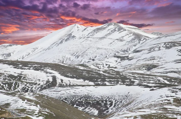 Vista Pôr Sol Romântico Sobre Montanhas Nevadas Centro Itália — Fotografia de Stock