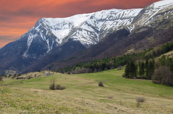 意大利春天日落时美丽的山景 — 图库照片