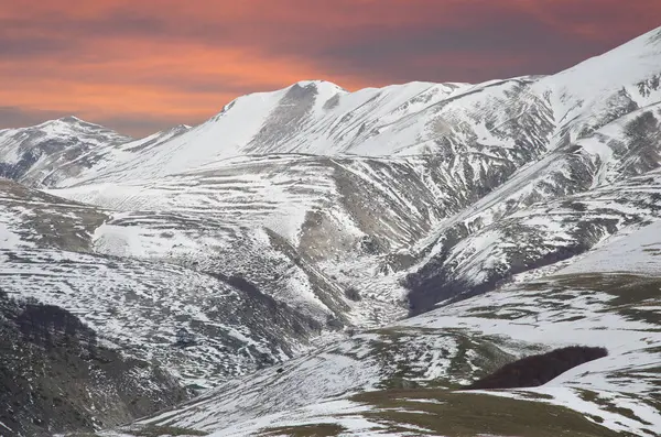 Romantická Obloha Umbrijských Horách Během Zimního Východu Slunce — Stock fotografie