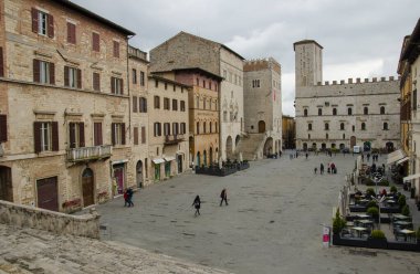 TODI, ITALY - 8 Nisan 2023: Turistlerle Duomo ve Piazza del Popolo meydanının tarihi merkezi, Todi, Perugia, İtalya