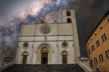 Santa Maria Assunta 'nın Gotik katedralinin Todi, Umbria, İtalya' daki Piazza del Popolo 'daki ön cephesi ve mermer merdivenleri görünüyor.