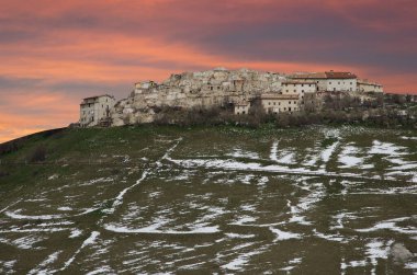 Gün batımında depremde yıkılan dağ köyü manzarası
