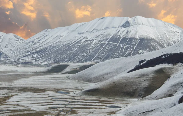 Panoramautsikt Över Monte Vettore Vid Solnedgången Täckt Snö Umbrien Italien — Stockfoto