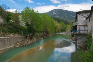 İtalya 'nın Marche bölgesindeki ünlü Grotte di Frasassi yakınlarındaki Cenga köyünden Sentino nehrinin manzarası.