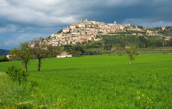 Beautiful Panoramic View Medieval Hill Town Trevi Storm Umbria Italy — Stock Photo, Image