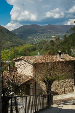 Arkasında dağlar olan Scheggino kasabası manzarası, Umbria, İtalya