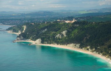 İtalya 'nın Marche bölgesindeki Conero Dağı' ndaki Sirolo manzarası