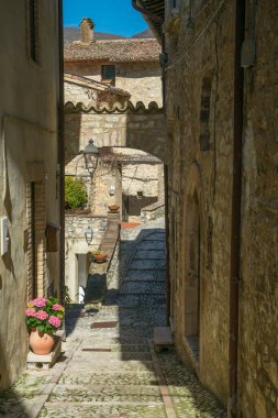 İtalya, Umbria 'daki Scheggino' nun orta çağ merkezinde kemer.