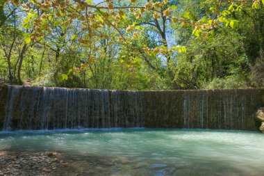 Assisi 'deki Saint Francis' in ünlü ormanında Şelale bahar günü Umbria, İtalya 'da