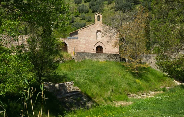 이탈리아 움브리아 아시시 근처의 풍경에 고대의 교회의 스톡 이미지