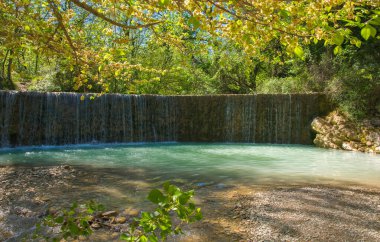 İtalya 'nın Umbria bölgesindeki bahar ormanlarındaki güzel şelale manzarası