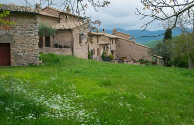 İtalya 'nın yeşil Umbria kentindeki San Giovanni di Collepino dağ köyünün manzarası
