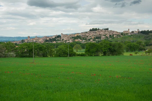 Vista Panorâmica Cidade Medieval Spello Dia Nublado Primavera Úmbria Itália — Fotografia de Stock