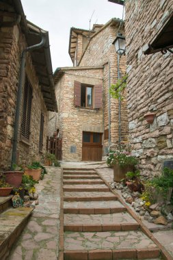 Collepino, İtalya - 3 Mayıs 2023: Collepino, Umbria, İtalya 'da eski bir ara sokak, her zamanki turistik yollardan uzak ama ziyaret edilmeye değer küçük sevimli bir köy.
