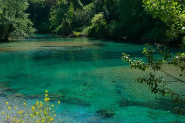 Le Mole di Narni manzarası, İtalya 'nın Umbria bölgesinde Nera nehrinde güzel bir doğal havuz.