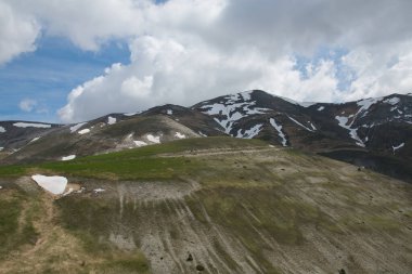 İtalya 'nın merkezinde bahar manzarası