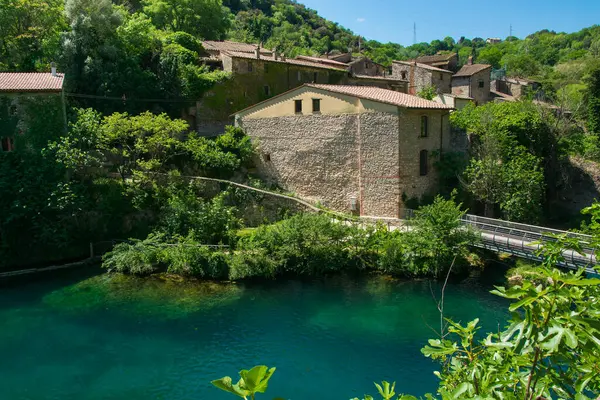 이탈리아 움브리아의 강변에 폰이라는 마을의 — 스톡 사진