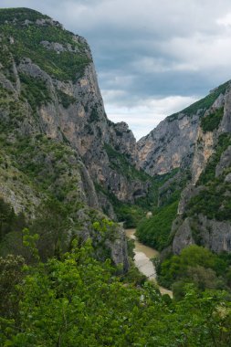 İtalya 'nın bahar sezonunda Furlo vadisinin panoramik manzarası.